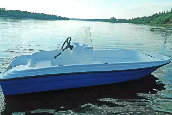 Стеклопластиковая лодка Пингвин с консолью (тримаран) в Нефтекамске